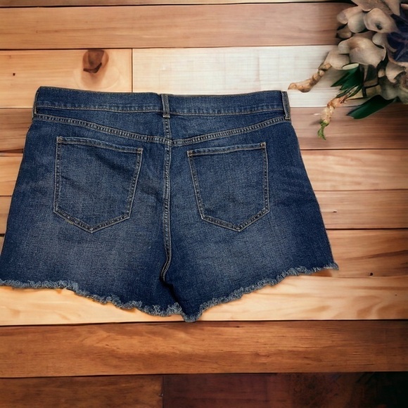 NWOT Old Navy Boyfriend Cutoff Shorts Size 16 - Picture 2 of 3